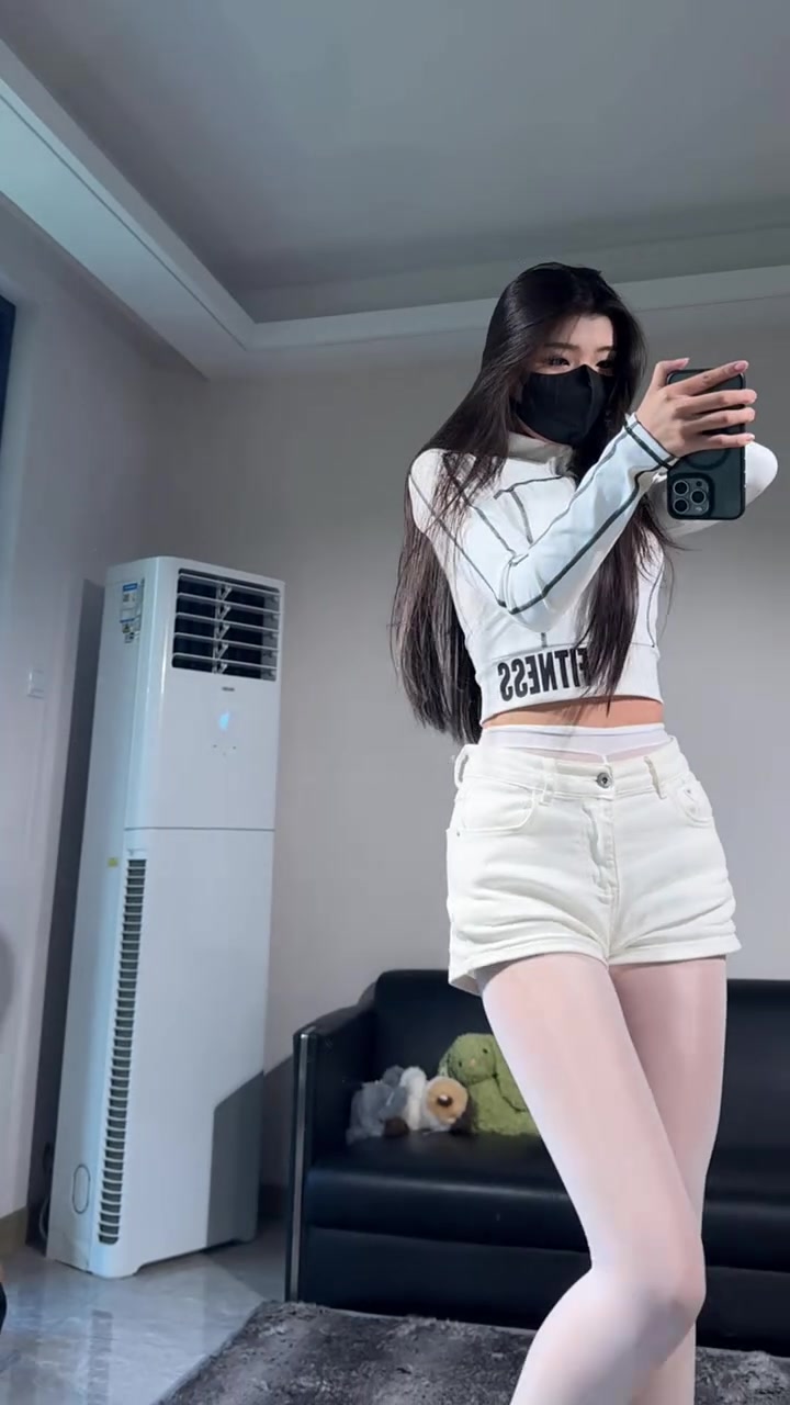 2025-07-26_13.52.15_小雨汐汐_草稿箱_#正常穿搭 #美腿姐姐 #大长腿 ：宝奥，存白系 12.jpg