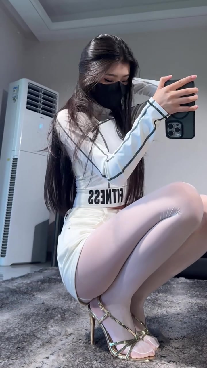 2025-07-26_13.52.15_小雨汐汐_草稿箱_#正常穿搭 #美腿姐姐 #大长腿 ：宝奥，存白系 04.jpg
