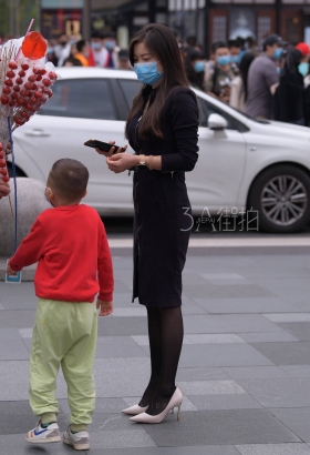 街拍美的气质出众的一身黑色裙装丝袜少女[<font color=red>12P</font>]