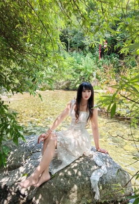 长发长腿丝袜美女[<font color=red>5P</font>]