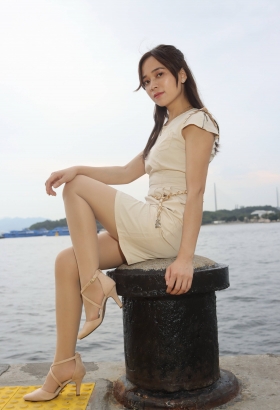 漫步河边的气质丝袜美腿美少女[<font color=red>70P</font>]