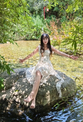 长发长腿丝袜美女[<font color=red>2P</font>]