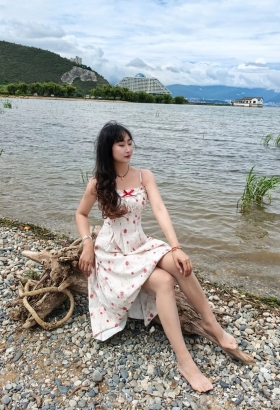 河边陪她玩一天愿意不[<font color=red>5P</font>]
