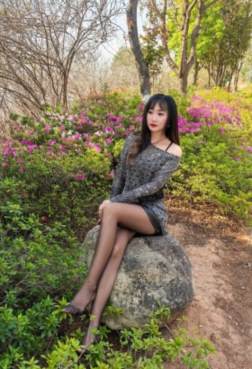 公园看黑丝美女[<font color=red>5P</font>]